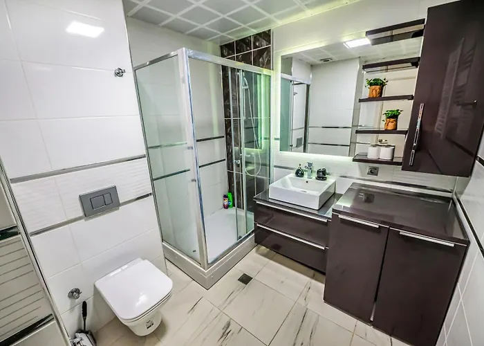 30th Floor, Sky Views, Balcony, Pool, Gym, Appartamento Skopje