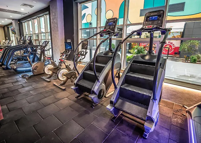 30th Floor, Sky Views, Balcony, Pool, Gym, Appartamento Skopje